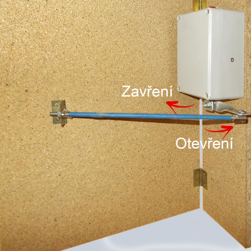 Dvířka pro otevírání a zavírání kurníku 33 x 40 cm, překližka voduvzdorná protiskluzová
